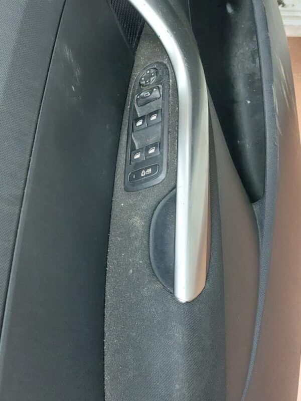 Kemijsko čišćenje vrata od auta - prije