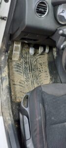 Kemijsko čišćenje poda u autu - prije