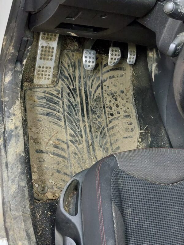 Kemijsko čišćenje poda u autu - prije