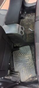 Kemijsko čišćenje poda u autu - prije