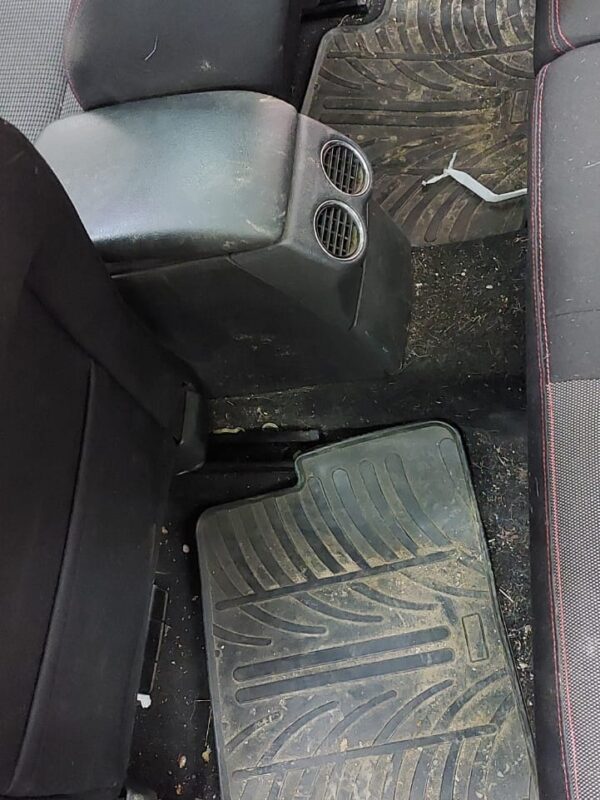 Kemijsko čišćenje poda u autu - prije