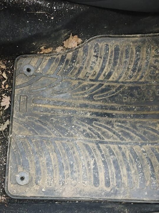 Kemijsko čišćenje poda u autu - prije