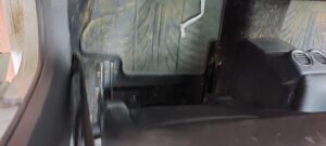 Kemijsko čišćenje poda u autu - prije