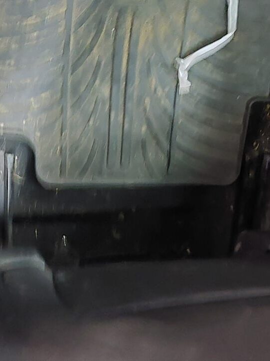 Kemijsko čišćenje poda u autu - prije