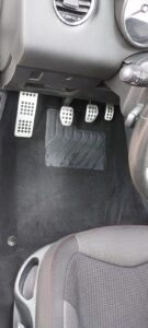 Kemijsko čišćenje poda u autu