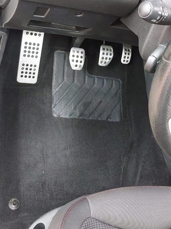 Kemijsko čišćenje poda u autu