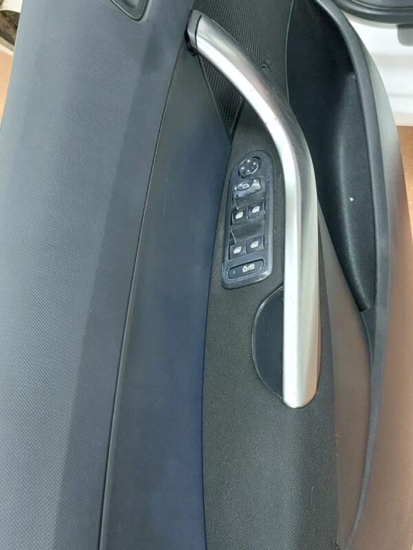 Kemijsko čišćenje vrata od auta