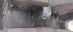 Kemijsko čišćenje poda u autu