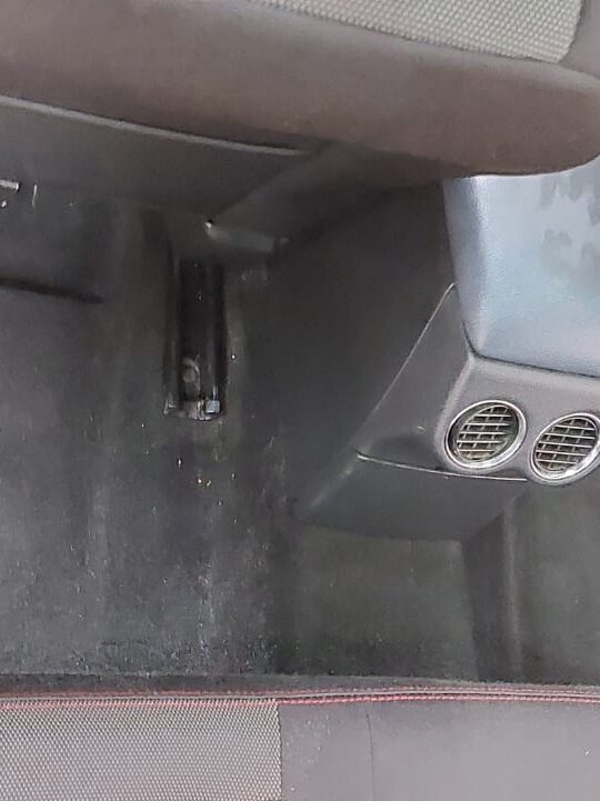 Kemijsko čišćenje poda u autu