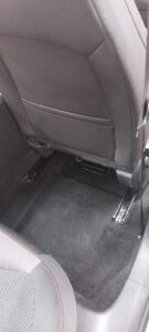 Kemijsko čišćenje poda u autu