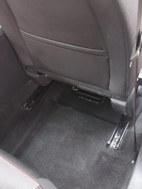 Kemijsko čišćenje poda u autu