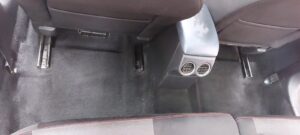 Kemijsko čišćenje poda u autu