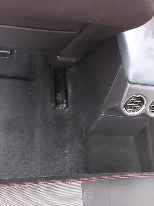 Kemijsko čišćenje poda u autu