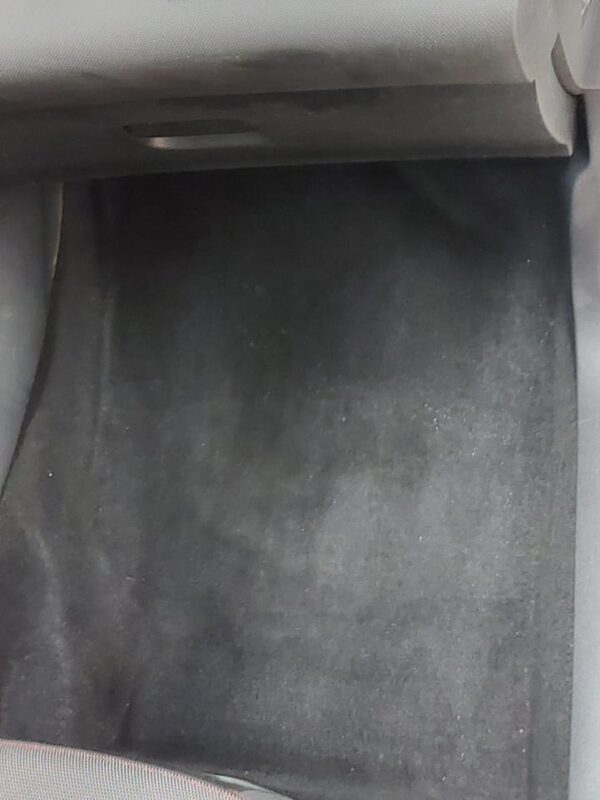 Kemijsko čišćenje poda u autu